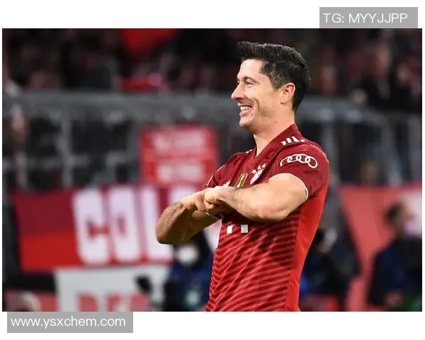 莱万重返老特拉福德为曼联进球拜仁球迷怒斥其背叛与忘恩负义